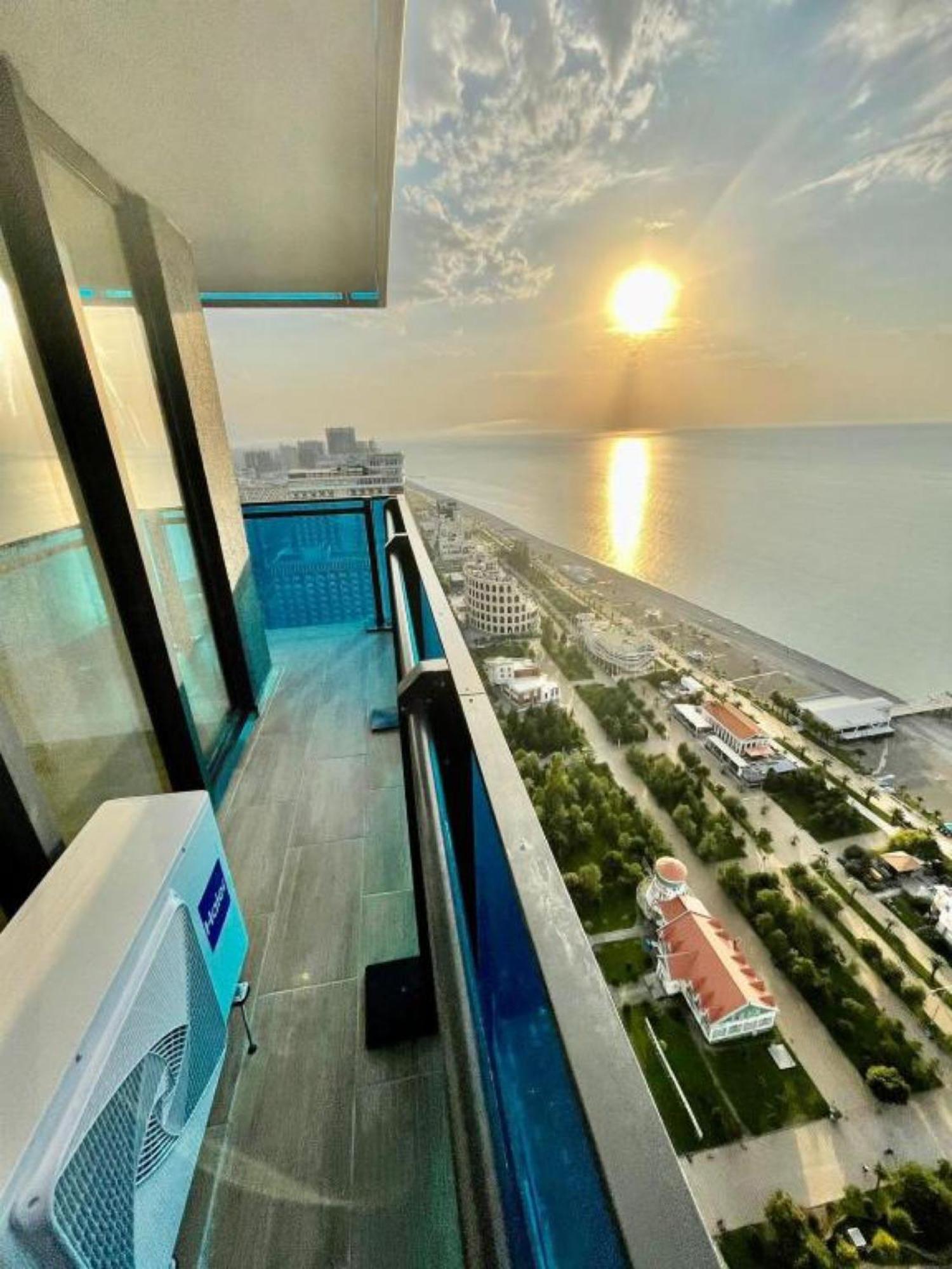 Orbi City Sea View Aparthotel Batumi Bagian luar foto