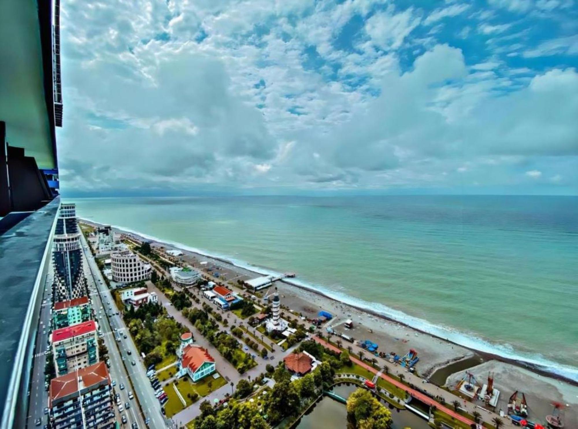 Orbi City Sea View Aparthotel Batumi Bagian luar foto