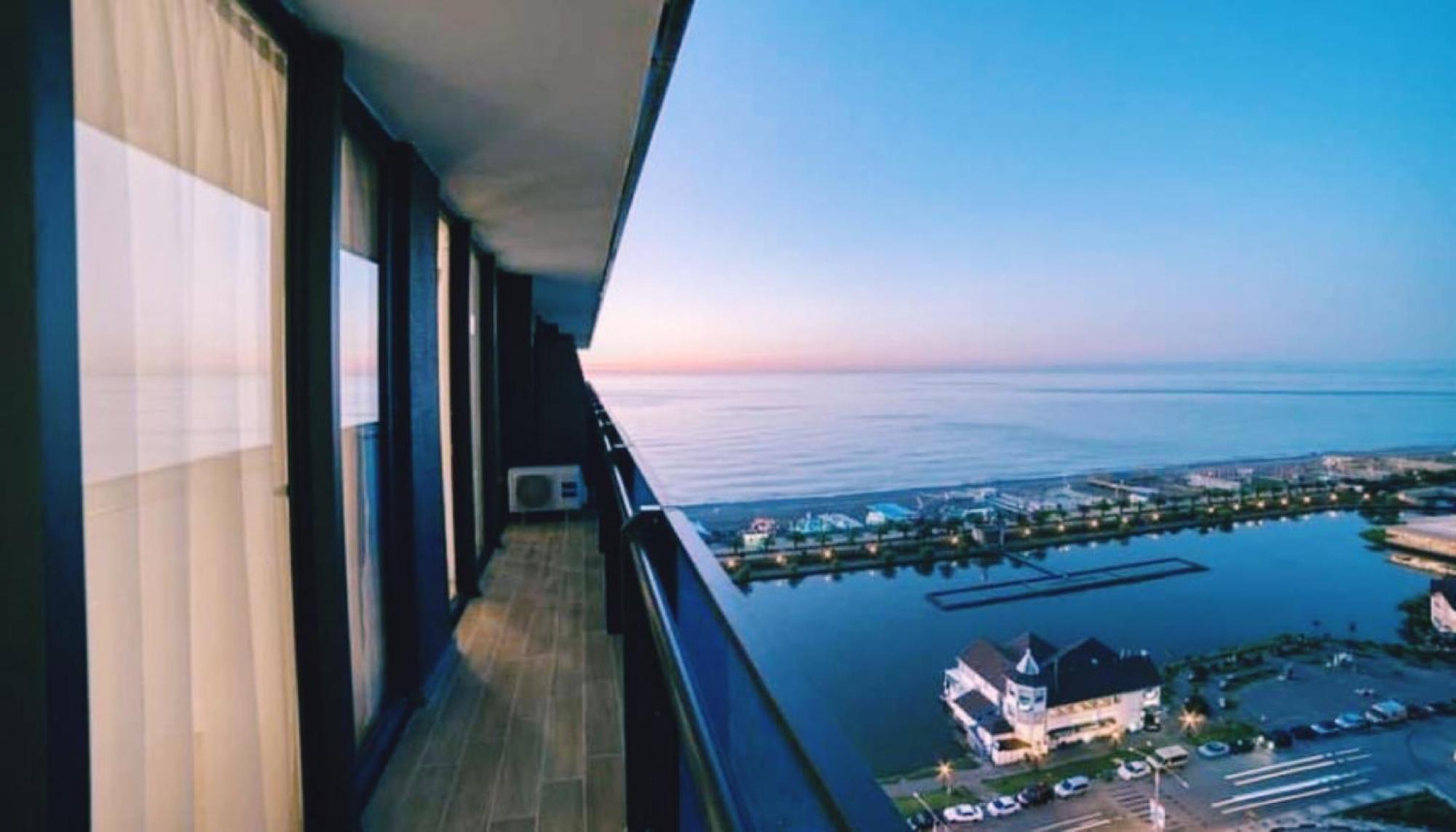 Orbi City Sea View Aparthotel Batumi Bagian luar foto