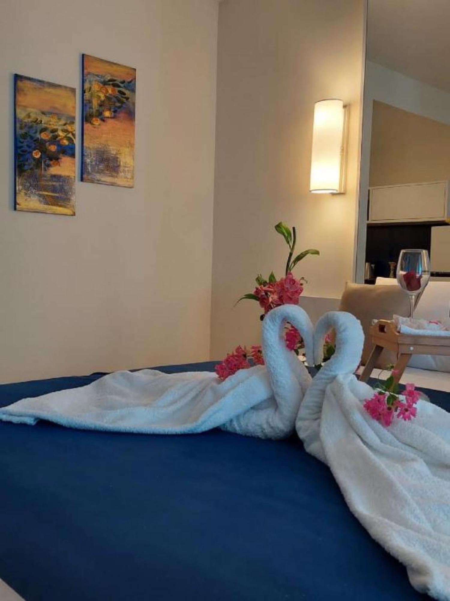 Orbi City Sea View Aparthotel Batumi Bagian luar foto