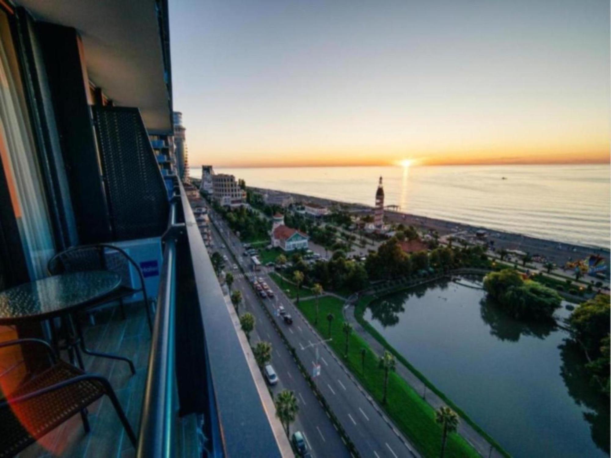 Orbi City Sea View Aparthotel Batumi Bagian luar foto